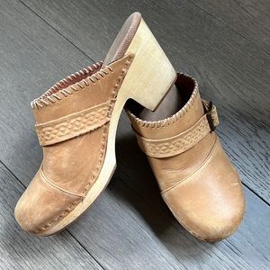 Toms Camel Brown Leather Clogs 8